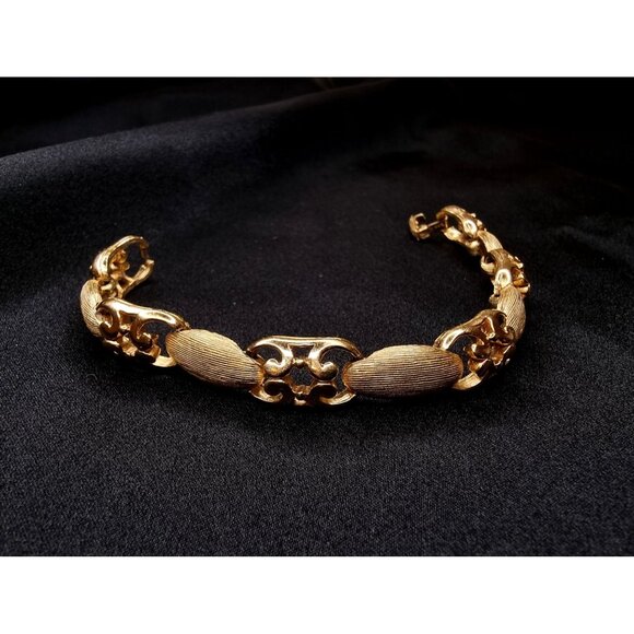Vintage 1960s Signed Trifari Gold-Tone Link Bracelet Elegant Textured Ovals - Picture 3 of 5